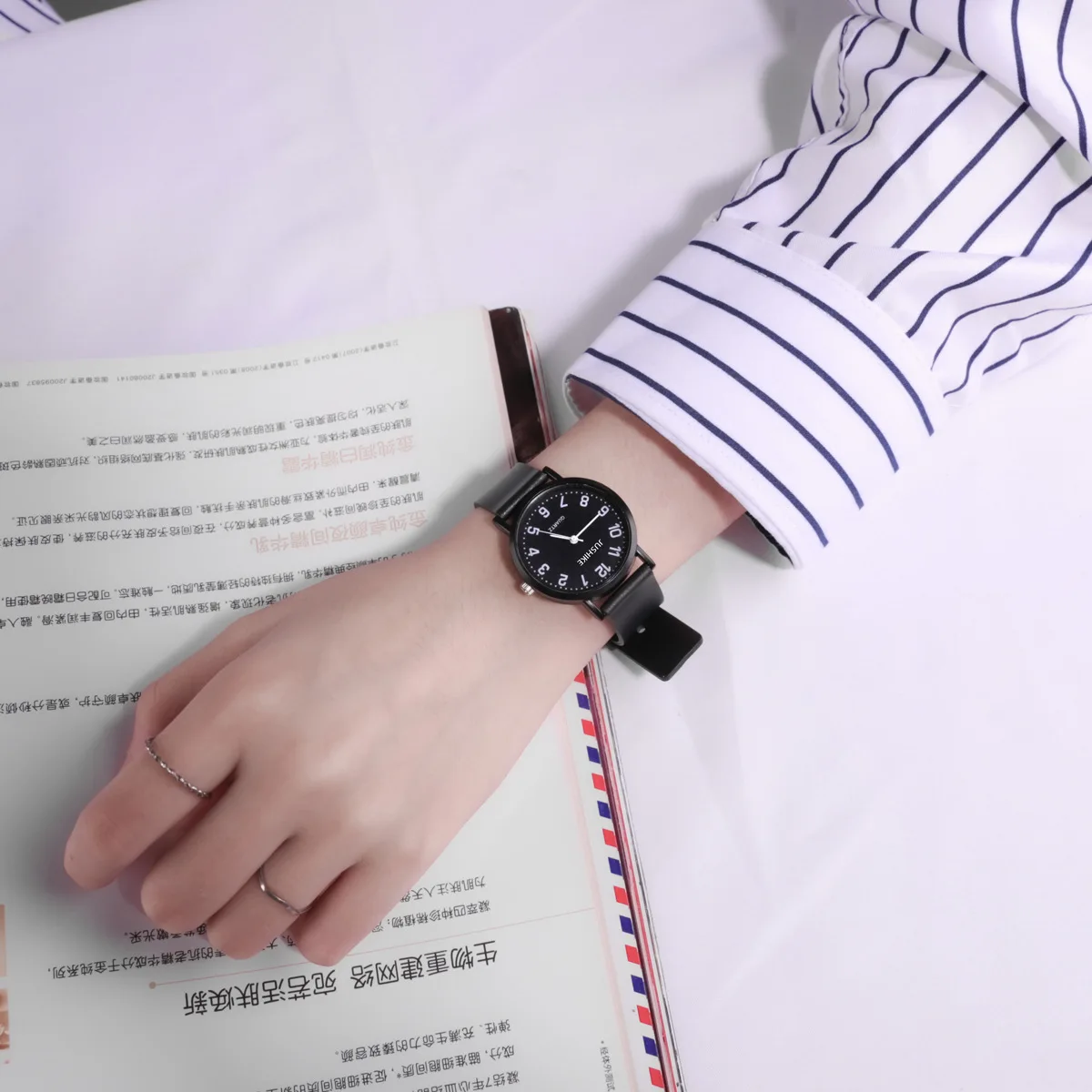 ساعة كوارتز سوداء بسيطة للنساء - مراجعة Silicone Band Women وسعره